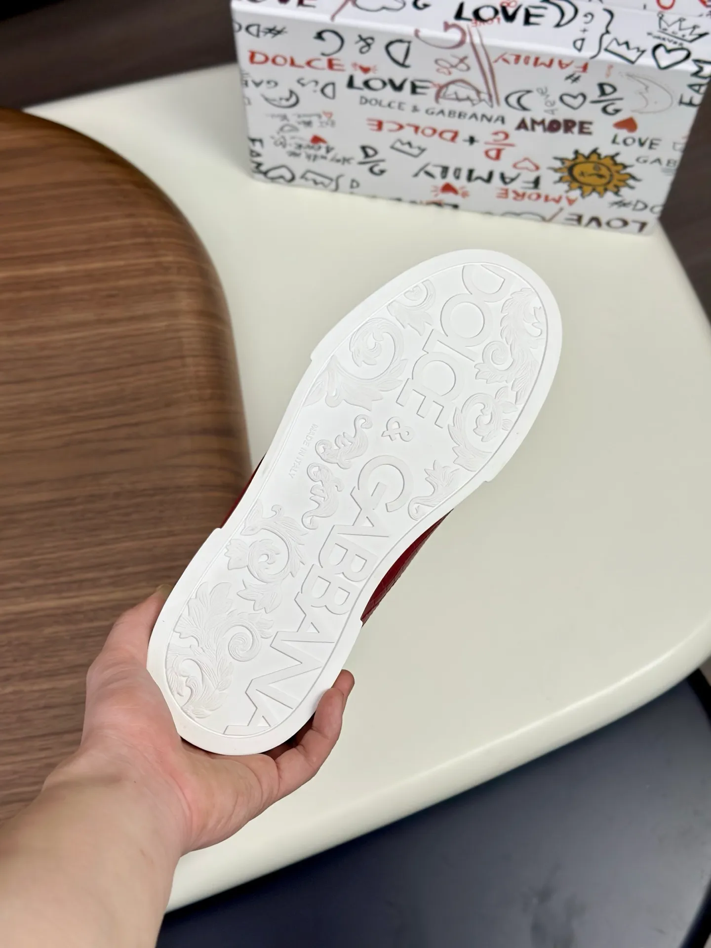 New product 💰800 DG Dolce & Gabbana men's shoes 💰ortofino calfskin sneakers ♞size; 39~44 (customized 38.45.46) Iconic men's shoes 💰ortofino series of sneakers, classic and timeless style, now presented with fashionable details. The calfskin engraved DG logo is a subtle finishing touch. Men's shoes💰ortofino calfskin sneakers: